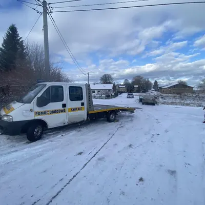 Holowanie SUV-a na autolawecie w trasie krajowej — Koszalin, Pomoc Drogowa 24/7
